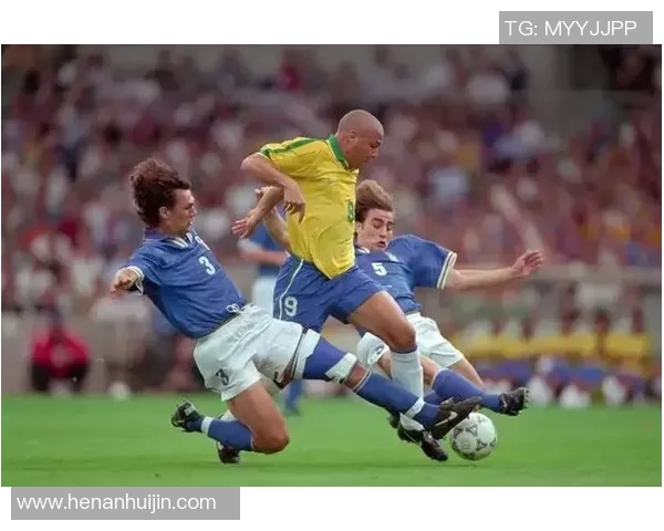 超级英雄与足球明星携手共创传奇赛场对决的精彩瞬间